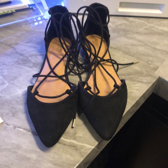 😍 Black Pointy Toe Lace Up Flats w/ Gold Heel - Picture 1 of 3